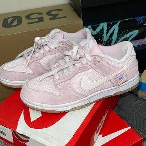 W Nike dunk low se size 6 women just need to be cleaned.